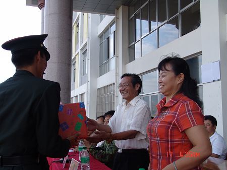 党委书记罗智勇和蓝鲸直播长那金华向全体教官赠送纪念品